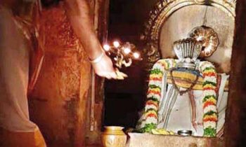 காசி விஸ்வநாதர் கோவிலில் சிவலிங்கத்தின் மீது சூரிய ஒளி படர்ந்த அபூர்வ காட்சி